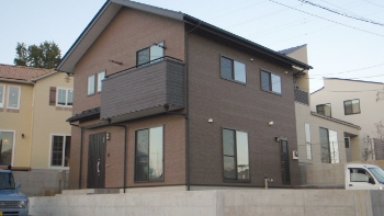 茶色い三角屋根の家